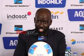 Pelatih Timnas U-22 Mali, Fousseni Diawara, sedang memberikan keterangan kepada awak media di Stadion Pakansari, Bogor, Jawa Barat, Selasa (18/11/2025).
