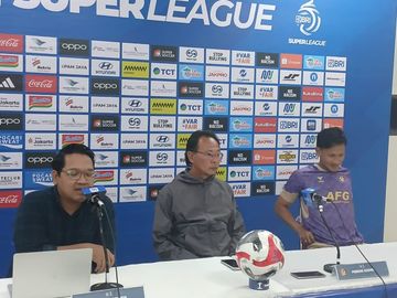 Pelatih Persik Kediri, Ong Kim Swee saat konferensi pers jelang duel lawan Persija dalam lanjutan pekan ke-13 Super League 2025/2026 di Stadion Manahan, Solo, Rabu (19/11/2025) sore WIB