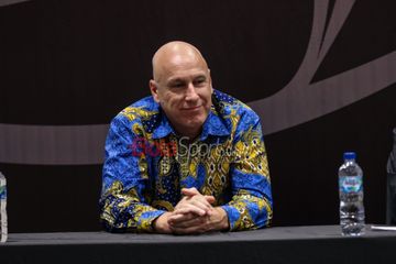 Direktur Teknik PSSI, Alexander Zwiers, sedang memberikan keterangan kepada awak media di GBK Arena, Senayan, Jakarta, Kamis (20/11/2025).