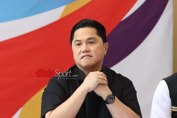 Menteri Pemuda dan Olahraga Republik Indonesia, Erick Thohir, sedang memberikan keterangan kepada awak media di Media Center Kemenpora, Senayan, Jakarta, Jumat (21/11/2025).