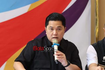 Menteri Pemuda dan Olahraga Republik Indonesia, Erick Thohir, sedang memberikan keterangan kepada awak media di Media Center Kemenpora, Senayan, Jakarta, Jumat (21/11/2025).