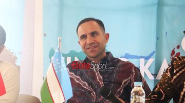 Mantan pelatih Timnas Uzbekistan, Timur Kapadze, sedang memberikan keterangan kepada awak media di Tera Sultan Kawasan Masjid Istiqlal, Jakarta, Jumat (21/11/2025).