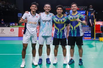 (Ki-Ka) Muhammad Shohibul Fikri, Fajar Alfian, Sabar Karyaman Gutama, Moh Reza Pahlevi Isfahani setelah saling berhadapan pada semifinal Australian Open 2025 di Sydney, Australia, 22 November 2025.