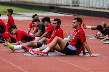 Brandon Scheunemann (kiri), Rivaldo Pakpahan (tengah), dan Jens Raven (kanan) sedang melakukan pemanasan dalam sesi latihan Timnas U-22 Indonesia di Stadion Madya, Senayan, Jakarta, Rabu (26/11/2025).