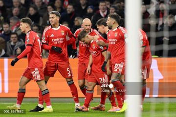 Para pemain Benfica asuhan Jose Mourinho merayakan gol Samuel Dahl ke gawang Ajax Amsterdam pada duel Liga Champions di Johan Cruyff Arena (25/11/2025).