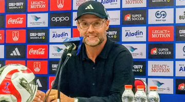 Pelatih PSM Makassar, Tomas Trucha, usai laga melawan Persis Solo di Stadion Manahan, Surakarta, Sabtu (29/11/2025).