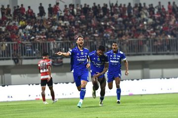 Luciano Guaycochea melakukan selebrasi setelah mencetak gol ke gawang Madura United, Minggu (30/11/2025).