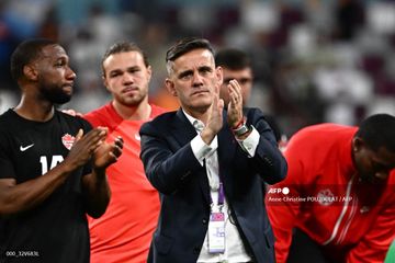 Pelatih timnas Kanada asal Inggris, John Herdman (tengah), memberikan tepuk tangan kepada Kroasia setelah pertandingan Grup F Piala Dunia 2022 antara Kroasia Vs Kanada di Stadion Internasional Khalifa, Doha, pada 27 November 2022.