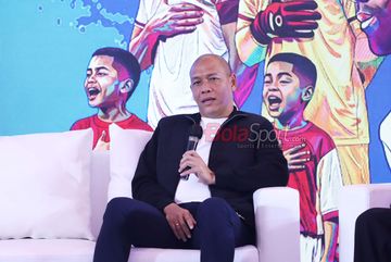 Pelatih Timnas U-20 Indonesia, Nova Arianto, sedang memberikan sambutan dalam sesi jumpa pers di Artotel, Senayan, Jakarta, Rabu (3/12/2025).