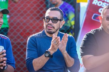 Anggota Komite Eksekutif PSSI, Arya Sinulingga, saat menghadiri turnamen sepak bola usia dini bertajuk Andre Rosiade Cup Jilid 3 di Lapangan ASIOP, Bogor, Jawa Barat, Sabtu (6/12/2025).