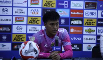Kiper Persib Bandung, Fitrah Maulana saat memberikan keterangan kepada media setelah laga melawan Borneo FC, Jumat (5/12/2025).