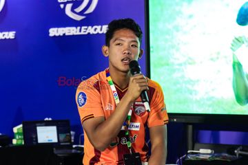 Pemain Borneo FC, Alfharezzi Buffon, sedang memberikan keterangan kepada awak media di Indonesia Arena, Senayan, Jakarta, Minggu (7/12/2025).