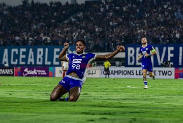 Ramon De Andre Souza (kiri) alias Ramon Tanque sedang melakukan selebrasi seusai mencetak gol dalam laga Grup G AFC Champions League (ACL) Two antara Persib Bandung versus Bangkok United di Stadion Gelora Bandung Lautan Api, Bandung, Jawa Barat, Rabu (10/12/2025).