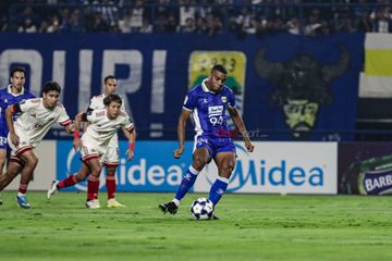 Uilliam Barros Pereira (kanan) sempat gagal mengeksekusi penalti dalam laga Grup G AFC Champions League (ACL) Two antara Persib Bandung versus Bangkok United di Stadion Gelora Bandung Lautan Api, Bandung, Jawa Barat, Rabu (10/12/2025).