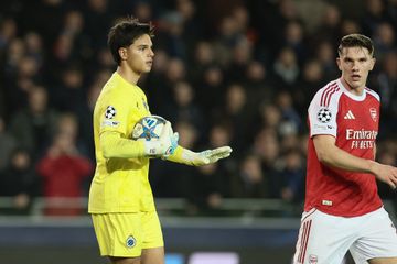 Kiper Club Brugge keturunan Indonesia, Dani van den Heuvel, tampil menghadapi Arsenal pada duel Liga Champions di Stadion Jan Breydel (10/12/2025).
