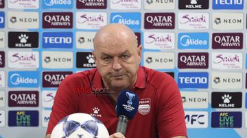 Pelatih Persib Bandung, Bojan Hodak, saat hadir dalam sesi jumpa pers di Media Center Stadion Gelora Bandung Lautan Api, Bandung, Jawa Barat, Rabu (10/12/2025).