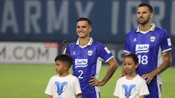 Pemain Persib Bandung, Eliano Reijnders, (kiri), sempat tersenyum saat berbaris jelang bertanding di Stadion Gelora Bandung Lautan Api, Bandung, Jawa Barat, Rabu (10/12/2025).