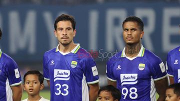 Thom Haye (kiri) dan Ramon Tanque (kanan) saat berbaris jelang bertanding di Stadion Gelora Bandung Lautan Api, Bandung, Jawa Barat, Rabu (10/12/2025).