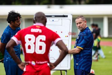 Pelatih Semen Padang FC, Dejan Antonic, saat ditemui di Stadion Madya, Senayan, Jakarta, Senin (15/12/2025).
