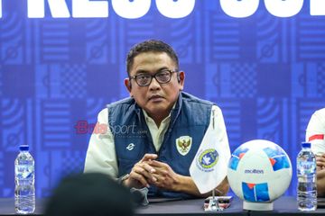 Anggota Komite Eksekutif PSSI, Endri Erawan, sedang memberikan keterangan kepada awak media di Menara Mandiri, Senayan, Jakarta, Selasa (16/12/2025).