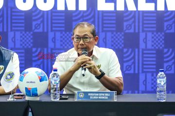 Kepala Badan Tim Nasional sekaligus Anggota Komite Eksekutif PSSI, Sumardji, sedang memberikan keterangan kepada awak media di Menara Mandiri, Senayan, Jakarta, Selasa (16/12/2025).