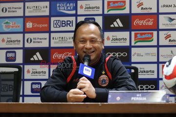 Asisten Pelatih Persija Jakarta, Ricky Nelson, sedang memberikan keterangan kepada awak media di Media Center Stadion Utama Gelora Bung Karno, Senayan, Jakarta, Minggu (28/12/2025).
