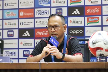 Asisten Pelatih Persija Jakarta, Ricky Nelson, sedang memberikan keterangan kepada awak media di Media Center Stadion Utama Gelora Bung Karno, Senayan, Jakarta, Senin (29/12/2025).