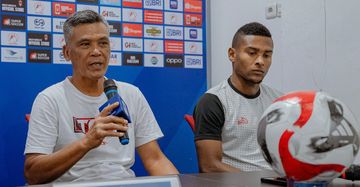 Pelatih Malut United, Hendri Susilo (kiri), dan gelandang Wbeymar Angulo dalam jumpa pers menjelang laga Super League melawan PSBS Biak, Sabtu (3/1/2026) di Ternate.