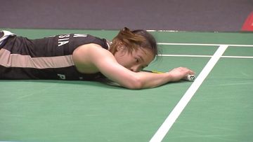 Ganda putri Malaysia, Pearly Tan, terjatuh setelah drama di akhir gim pertama saat melawan ganda putri Indonesia, Febriana Dwipuji Kusuma/Meilysa Trias Puspitasari, pada babak 16 besar Malaysia Open 2026