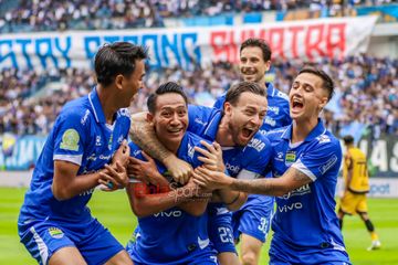 Beckham Putra Nugraha sedang melakukan selebrasi seusai mencetak gol dalam laga pekan ke-17 Super League 2025/2026 antara Persib Bandung versus Persija Jakarta di Stadion Gelora Bandung Lautan Api, Bandung, Jawa Barat, Minggu (11/1/2026).