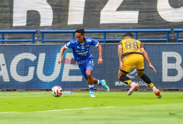 Beckham Putra Nugraha (kiri) sedang menguasai bola dalam laga pekan ke-17 Super League 2025/2026 antara Persib Bandung versus Persija Jakarta di Stadion Gelora Bandung Lautan Api, Bandung, Jawa Barat, Minggu (11/1/2026).