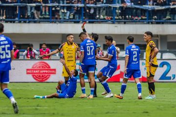 Wasit bernama Ko Hyung-jin sedang memberikan kartu merah kepada Bruno Tubarao dalam laga pekan ke-17 Super League 2025/2026 antara Persib Bandung versus Persija Jakarta di Stadion Gelora Bandung Lautan Api, Bandung, Jawa Barat, Minggu (11/1/2026).