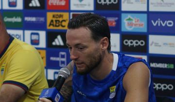 Marc Klok mengajak pemain baru Persib menonton laga melawan Persija untuk melihat sejarah kerasnya derbi.
