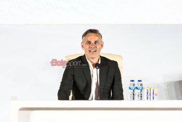 Pelatih Baru Timnas Indonesia, John Herdman, sedang memberikan keterangan kepada awak media di Jakarta, Selasa (13/1/2026) siang.