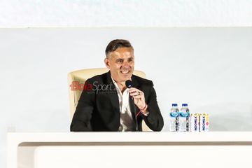 Pelatih Baru Timnas Indonesia, John Herdman, sedang memberikan keterangan kepada awak media di Jakarta, Selasa (13/1/2026) siang.