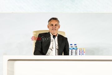 Pelatih Baru Timnas Indonesia, John Herdman, sedang memberikan keterangan kepada awak media di Jakarta, Selasa (13/1/2026) siang.