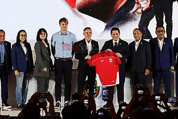 Ketua Umum PSSI, Erick Thohir, sedang foto bersama dengan jajaran pelatih baru yakni John Herdman (pelatih kepala) dan Cesar Meylan (asisten pelatih) di Jakarta, Selasa (13/1/2026) siang.