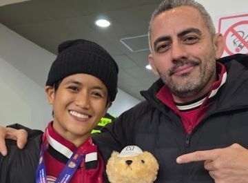 Atlet MMA putri Indonesia binaan PB Pertacami, Delvi Nurfadillah (kiri), bersama pelatih Marcos Tulio Machado setelah meraih medali emas dan penghargaan Most Outstanding Athlete Award di ajang 3rd AMMA Championship 2026.