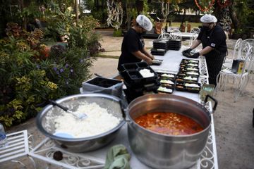 Pekerja menyiapkan kebutuhan menu makanan bagi kontingen NPC Indonesia di Chayada Garden &amp; Resort, Nakhon Ratchasima, Thailand, Sabtu (17/1/2026). Dapur Sebanyak 900 porsi makanan disiapkan di dapur setempat setiap harinya selama penyelenggaraan ASEAN Para Games 2025 guna memenuhi asupan makanan bagi kontingen NPC Indonesia. NPC Indonesia/Yoma Times Suryadi