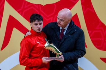 Presiden FIFA, Gianni Infantino (kanan), mendampingi Brahim Diaz saat menerima trofi top scorer Piala Afrika 2025.