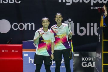 Atlet bulu tangkis ganda putri Indonesia, Siti Sarah Azzahra/Az Zahra Ditya, sedang bertanding pada Indonesia Masters 2026 di Lapangan Istora, Senayan, Jakarta, Selasa (20/1/2026).