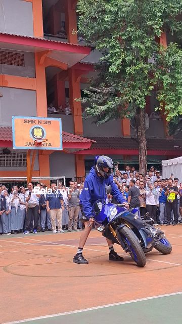 Pembalap Pramac Yamaha, Toprak Razgatlıoğlu, melakukan aksi free style dalam acara meet and greet di SMKN 39 Jakarta, Selasa (20/1/2026).