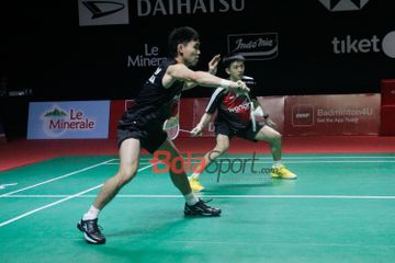 Atlet bulu tangkis ganda putra Indonesia, Raymond Indra/Nikolaus Joaquin, saat bertanding di Indonesia Masters 2026 di Istora Senaya, Jakarta, Jumat (23/1/2026)
