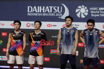 Finalis ganda putra, Raymond Indra/ Nikolaus Joaquin (Indonesia) dan Goh Sze Fei/Nur Izzuddin (Malaysia), menaiki podium Indonesia Masters 2026.