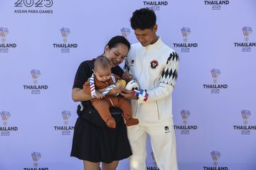 Atlet para renang, Jendi Pangabean, bersama istri, Hana Resti, dan anak setelah pertandingan renang 4x100m medley putra ASEAN Para Games 2025.