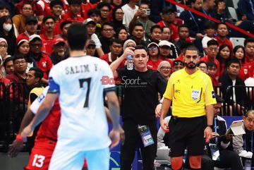Pelatih Timnas Futsal Indonesia, Hector Souto, sedang memberikan keterangan kepada awak media di Indonesia Arena, Senayan, Jakarta, Sabtu (31/1/2026).
