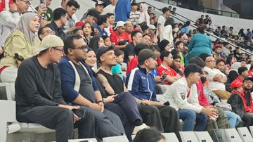 Laga pamungkas Grup A antara Timnas Futsal Indonesia vs Irak berlangsung di tengah ribuan suporter yang memadati venue Indonesia Arena, salah satunya ada Pemain Persija Jakarta Shayne Pattynama pada Sabtu (31/1/2026).
