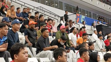 Laga pamungkas Grup A antara Timnas Futsal Indonesia vs Irak berlangsung di tengah ribuan suporter yang memadati venue Indonesia Arena, dua di antaranya ada Pemain Persija Jakarta Fajar Fathurrahman dan Dony Tri Pamungkas pada Sabtu (31/1/2026).