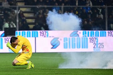 Kiper timnas Indonesia, Emil Audero, terkena lemparan flare saat Cremonese menjamu Inter Milan dalam duel Liga Italia di Stadion Giovanni Zini (1/2/2026).
