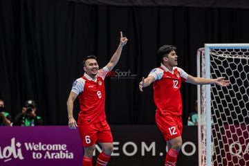 Samuel Eko (kiri) sedang melakukan selebrasi setelah mencetak gol dalam laga semifinal Piala Asia Futsal 2026 antara Timnas Futsal Indonesia versus Timnas Futsal Jepang di Indonesia Arena, Senayan, Jakarta, Kamis (5/2/2026).